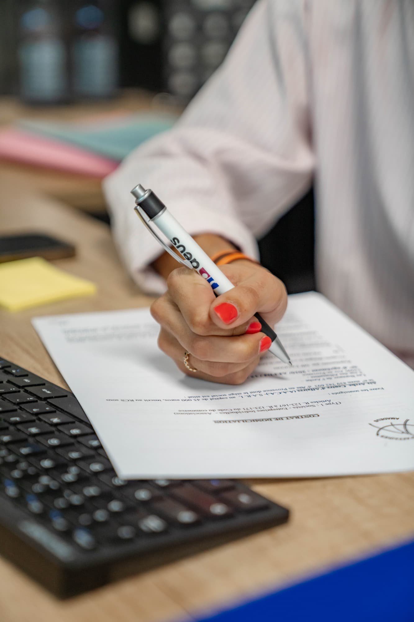 Signature d'un contrat de domiciliation au Centre d'Affaires Amadeus