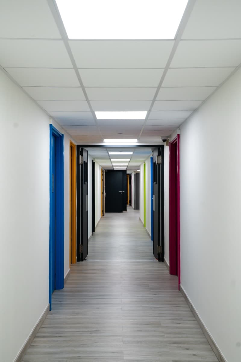 Couloir colore avec portes